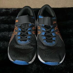 Boy ASICS Size3 used and in good condition